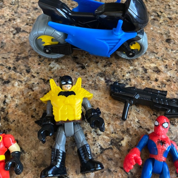IMAGINEXT FISHER PRICE/HASBRO DC BATMAN W/SHIELD ROBIN SPIDER-MAN BAT CYCLE GUN - Picture 9 of 10